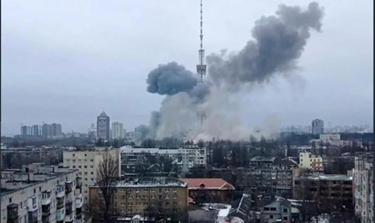 Tháp truyền hình thủ đô Ukraina bị tấn công. Ảnh: AFP