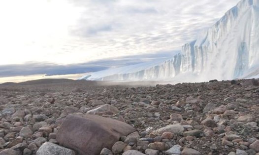 Địa điểm thực địa ở rìa băng Greenland, nơi các nhà khoa học nghiên cứu niên đại của miệng núi lửa do thiên thạch 58 triệu năm trước tạo thành. Ảnh: Swedish Museum of Natural History