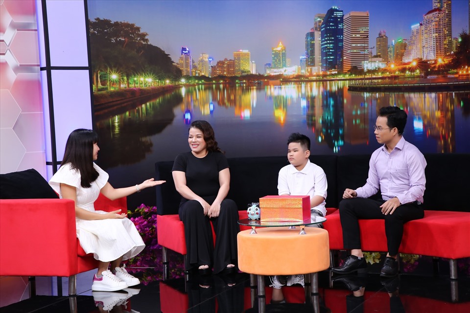 Ốc Thanh Vân, chuyên gia tâm lý trò chuyện với mẹ con chị Ngọc Châu (áo đen). Ảnh:  CTCC.