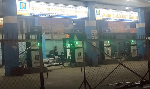 Một cửa hàng kinh doanh xăng dầu ở phường 6, TP Tân An kéo rào ngừng bán vào chiều tối ngày 9.3. Ảnh: An Long