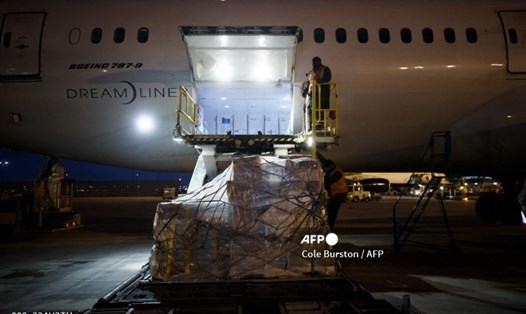 Một máy bay chở hàng viện trợ nhân đạo cho Ukraina, ngày 9.3. Ảnh: AFP