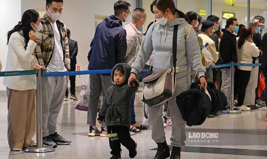 Chị Nguyễn Thị Yến cùng cậu con trai nhỏ trở về từ Ukraina cùng hành trang là chiếc ba lô nhỏ.