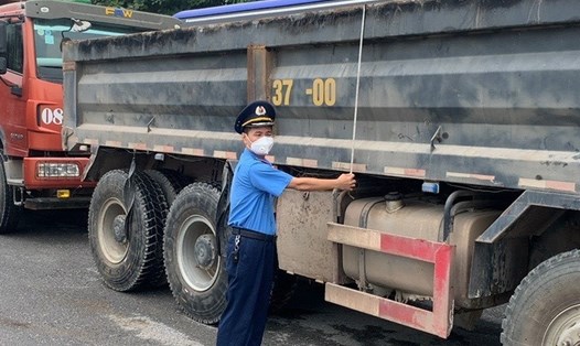 Thanh tra giao thông Nghệ An kiểm tra kích thước thành thùng xe ô tô tải. Ảnh: Quang Đại
