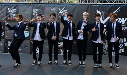 BTS có buổi diễn trực tiếp đầu tiên ở Seoul từ khi COVID-19 bùng phát vào tối 10.3. Ảnh: AFP