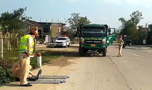 Tổ công tác thuộc Phòng CSGT Công an tỉnh Hà Tĩnh triển khai cân tải trọng xe tải vào sáng nay trên QL 1A đoạn thuộc xã Xuân Lam, huyện Nghi Xuân. Ảnh: Trần Tuấn.