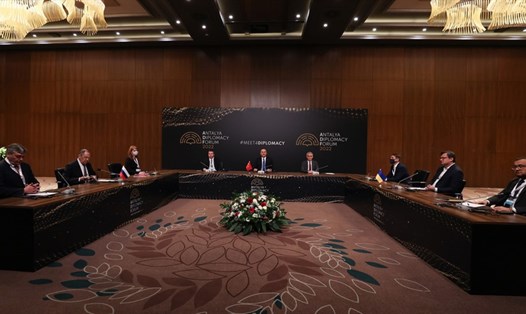 Ngoại trưởng Thổ Nhĩ Kỳ Mevlut Cavusoglu, Ngoại trưởng Nga Sergei Lavrov và Ngoại trưởng Ukraina Dmytro Kuleba tham dự một cuộc họp tại Diễn đàn Ngoại giao Antalya ở Antalya, Thổ Nhĩ Kỳ, ngày 10.3.2022. Ảnh: Getty