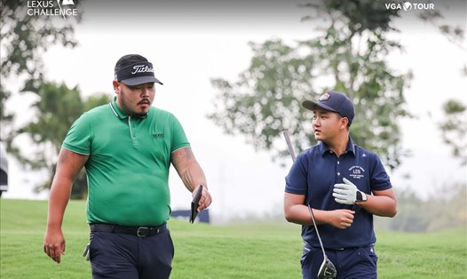 Golfer trẻ Nguyễn Anh Minh (phải) đang dẫn đầu bảng xếp hạng giải Lexus Challenge 2022. Ảnh: VGA