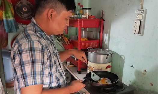 Nam công nhân Cty PouYuen Việt Nam chuẩn bị cho bữa cơm trưa. 
Ảnh: Đức Long