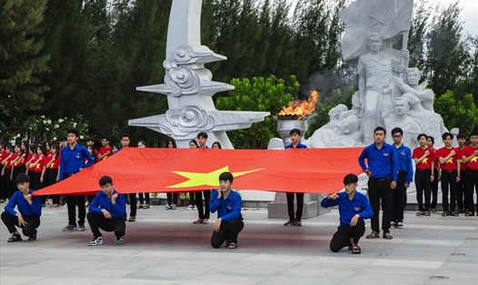 Tổ chức sinh hoạt truyền thống tại Khu tưởng niệm Chiến sĩ Gạc Ma (Khánh Hòa) - ảnh chụp trước thời điểm dịch COVID-19 bùng phát. Ảnh: ND