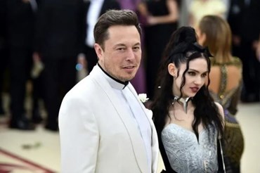 Elon Musk và Grimes. Ảnh: AFP