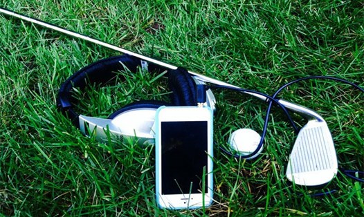 Các thiết bị dùng nghe nhạc, xem hình ảnh được sử dụng khi thi đấu golf nhưng không được làm ảnh hưởng đến người chơi khác. Ảnh: Golf City