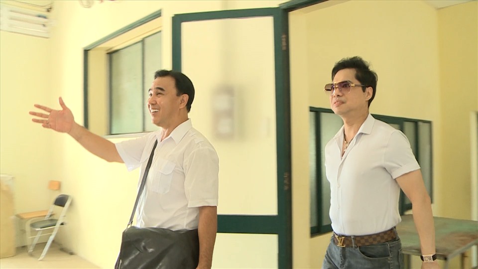 Ngọc Sơn và Quyền Linh diện đồ hcoj sinh trở về thăm trường cũ. Ảnh: CTCC