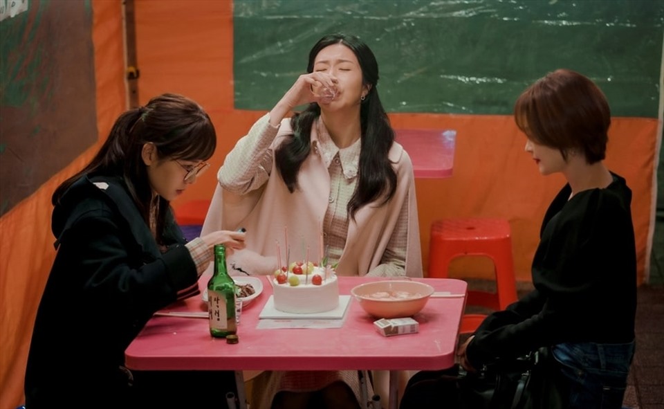 Cảnh uống rượu xuất hiện trong hầu như tất cả phim truyền hình Hàn Quốc. Ảnh: JTBC.