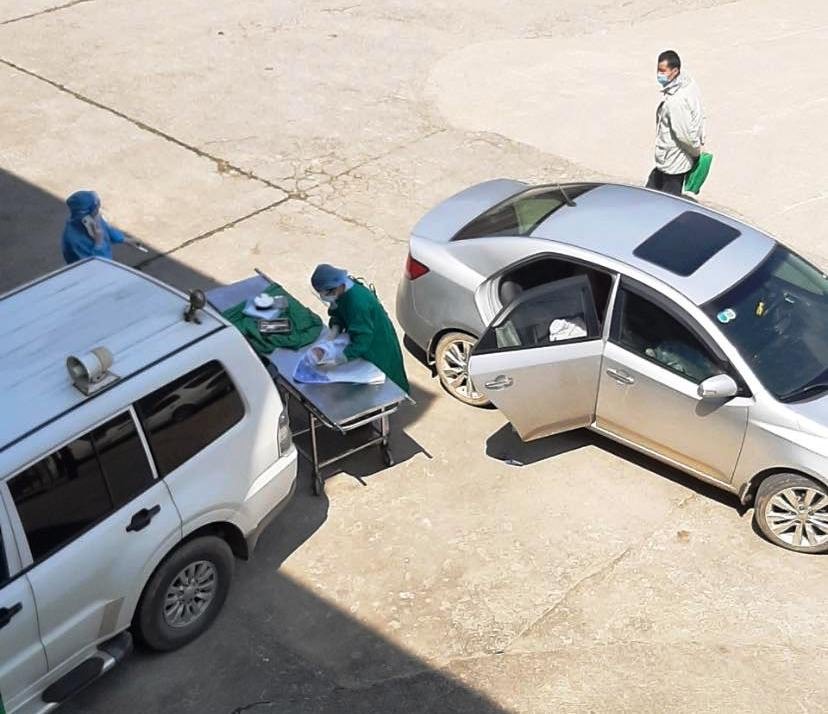 Nhân viên y tế cấp cứu cho sản phụ sinh con ngay trên xe taxi trước cổng Bệnh viện Đa khoa khu vực Bắc Quang (Hà Giang).