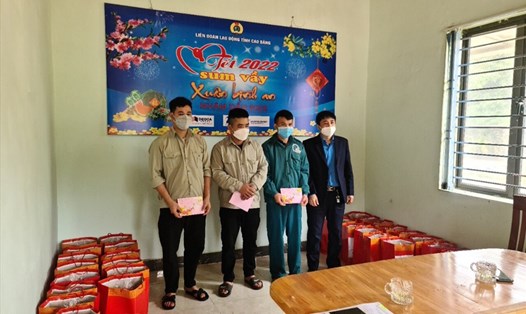 Ông Trần Công Huân - Phó Chủ tịch LĐLĐ tỉnh trao quà cho người lao động khó khăn. Ảnh: CĐCC