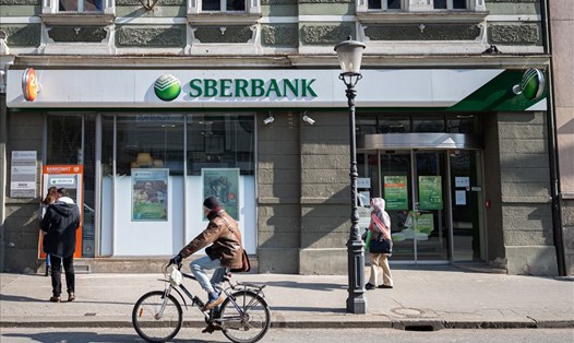 Ngân hàng Sberbank lớn nhất Nga rút khỏi thị trường Châu Âu trong bối cảnh chịu sức ép trừng phạt của phương Tây liên quan vấn đề Ukraina. Ảnh: AFP