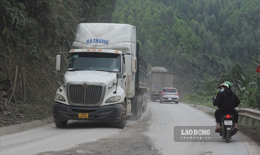 Đường Quốc lộ 70 xuống cấp nghiêm trọng do lượng xe trọng tải lớn hoành hành ngày đêm. Ảnh: Văn Đức.