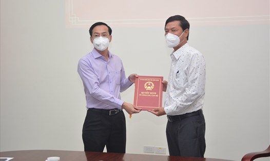 Ông Lê Văn Chuyển (bên phải) được bổ nhiệm giữ chức vụ Giám đốc đài Phát thanh và Truyền hình Kiên Giang. Ảnh: PV