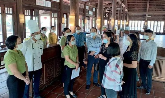 Kiểm tra công tác phòng chống dịch COVID-19 tại các cơ sở kinh doanh dịch vụ du lịch trên địa bàn tỉnh Ninh Bình. Ảnh: NT
