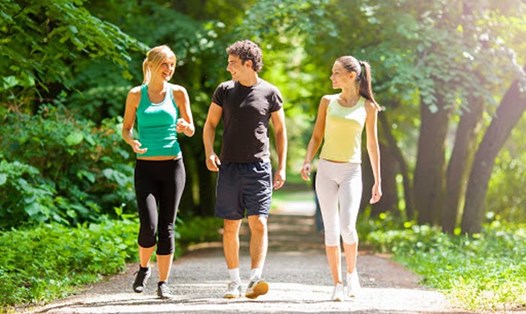 Đi bộ vào buổi sáng có hiệu quả không ngờ, vừa giúp tăng tuổi thọ vừa giảm nguy cơ đột quỵ. Ảnh minh họa