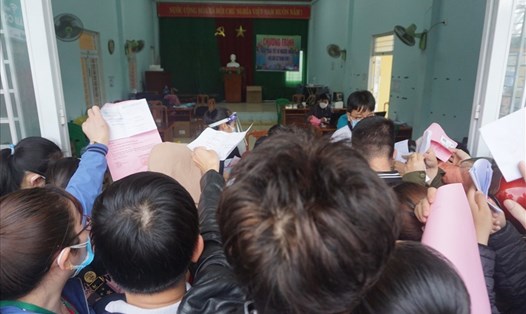 Người dân chen lấn giấy chờ cấp giấy chứng nhận F0 tại trạm y tế lưu động ở Đà Nẵng. Ảnh: Thanh Chung