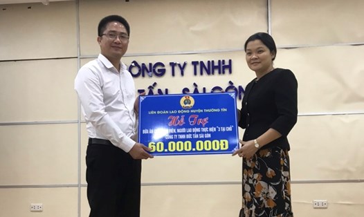 Liên đoàn Lao động huyện Thường Tín  trao hỗ trợ bữa ăn cho đoàn viên, người lao động tại Công ty TNHH Đức Tấn Sài Gòn vào tháng 10.2021. Ảnh: CĐHN