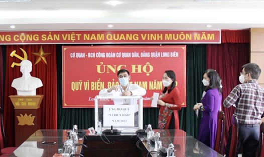 Cán bộ, công chức, người lao động cơ quan Dân Đảng đã quyên góp gần 27 triệu đồng ủng hộ Quỹ “Vì biển đảo Việt Nam” năm 2022. Ảnh: CĐTP