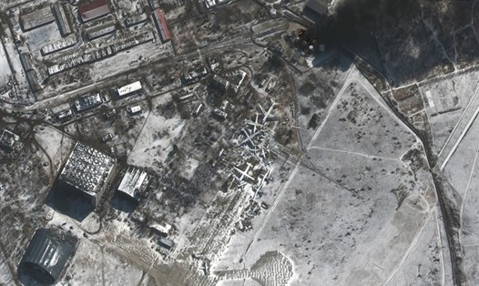 Ảnh vệ tinh cho thấy điểm cuối phía nam của sân bay Antonov ở Hostomel, Ukraina ngày 10.3. Ảnh: Maxar