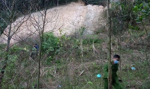 Hiện trường phát hiện nhiều xương người tại chân cầu cạn địa phần xã Yên Lạc (Phú Lương, Thái Nguyên).