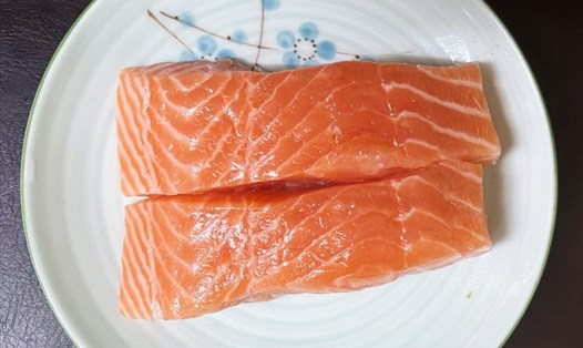Cá hồi là một trong những thực phẩm lành với chế độ ăn uống chống viêm. Ảnh: Thanh Ngọc.
