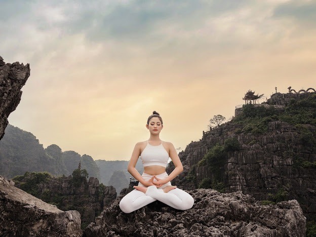 Quỳnh Phạm gây chú ý khi thực hiện bộ ảnh Yoga trên những mỏm đá cheo leo. Ảnh: NVCC