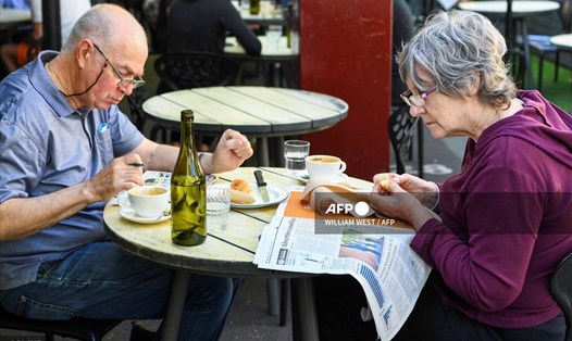 Một cặp ở quán cà phê tại Melbourne, Australia cuối năm 2021. Ảnh: AFP