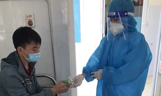Điều dưỡng phát thuốc xuyên tâm liên cho bệnh nhân F0 đang điều trị tại Bệnh viện Đa khoa huyện Nông Cống, Thanh Hoá. Ảnh: X.H
