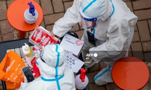 Nhân viên y tế chuẩn bị xét nghiệm axit nucleic ở Cát Lâm, Trung Quốc, ngày 12.3. Ảnh: AFP