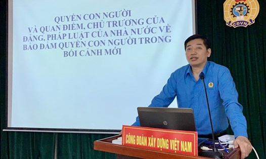 Ông Đặng Ngọc Điệp - Trưởng Ban Tổ chức - Kiểm tra (Công đoàn Xây dựng Việt Nam) trình bày các nội dung tại hội nghị. Ảnh: Công đoàn Xây dựng Việt Nam