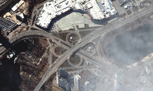 Ảnh vệ tinh cho thấy dòng người và phương tiện rời Kiev, thủ đô Ukraina. Ảnh: Maxar