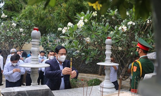 Thủ tướng Phạm Minh Chính dâng hương, hoa tại Khu tưởng niệm Chiến sĩ Gạc Ma. Ảnh N.Vân