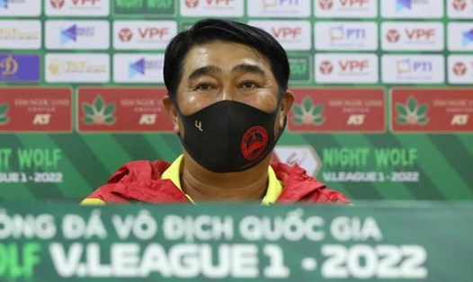 Huấn luyện viên Trần Minh Chiến tham dự họp báo sau trận hoà 0-0 với Hà Nội. Ảnh: HA