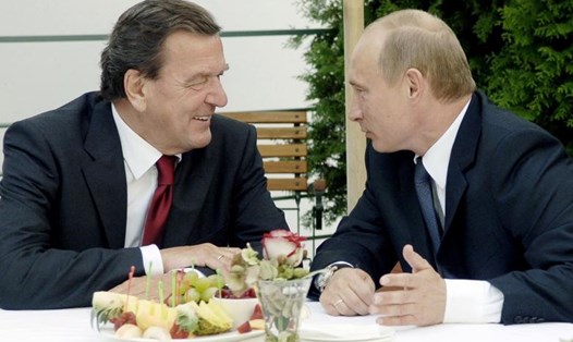 Ông Gerhard Schroeder (trái) và ông Vladimir Putin trong cuộc gặp ở Berlin năm 2005. Ảnh: AFP