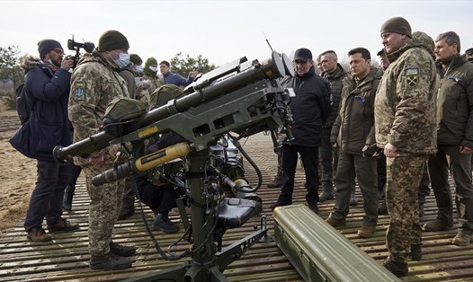 Tổng thống Ukraina Volodymyr Zelensky thị sát vũ khí phòng không trong một cuộc tập trận. Ảnh: Văn phòng Tổng thống Ukraina