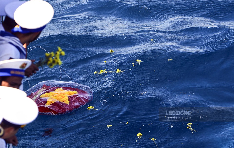 Thả vòng hoa tại Lễ tưởng niệm các chiến sĩ đã hy sinh để bảo vệ Trường Sa, bảo vệ chủ quyền biển đảo thiêng liêng của Tổ quốc. Ảnh: Văn Thành Chương