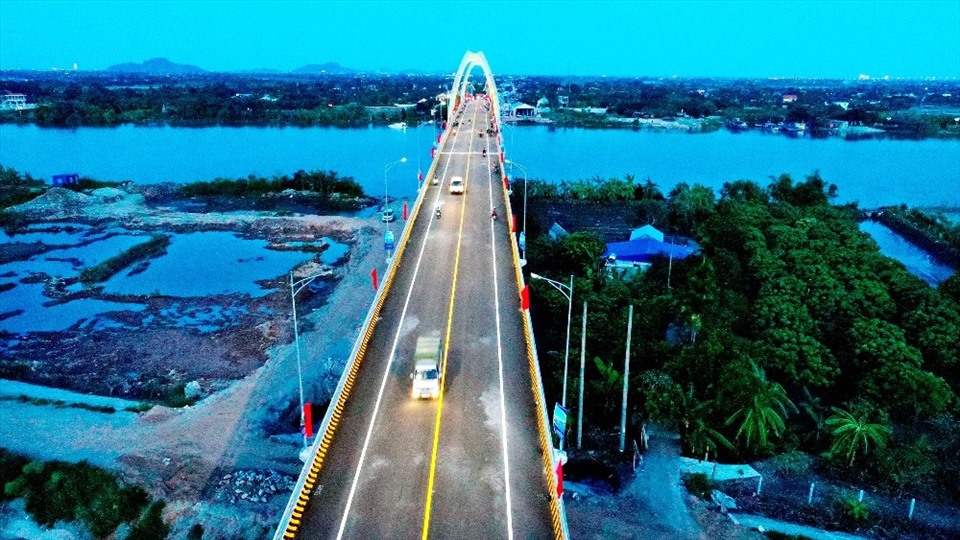 Cầu Quang Thanh nối Hải Dương với thành phố Hải Phòng góp phần xóa bỏ ngăn cách, thúc đẩy giao thương giữa hai địa phương. Ảnh: Cổng TTĐT tỉnh Hải Dương