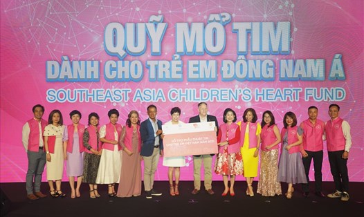 Nu Skin trao 4,6 tỉ đồng cho Quỹ Nhịp tim Việt Nam tại sự kiện.