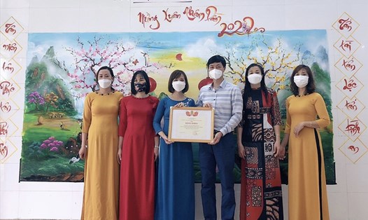 Nữ đoàn viên công đoàn Công ty Supe Lâm Thao nhận Bằng khen "Giỏi việc nước - đảm việc nhà" của Công đoàn Công nghiệp hóa chất Việt Nam. Ảnh: CĐCC