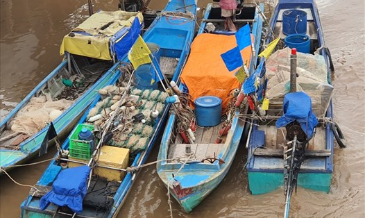 Phương tiện đánh bắt gần bờ, nằm bờ gì giá dầu tăng liên tục. Ảnh: Nhật Hồ