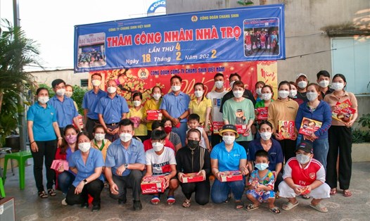CĐCS Công ty TNHH Changshin Việt Nam tổ chức chương trình thăm công nhân khu nhà trọ, hỗ trợ nâng cao chất lượng bữa ăn cho người lao động. Ảnh: Hà Anh Chiến