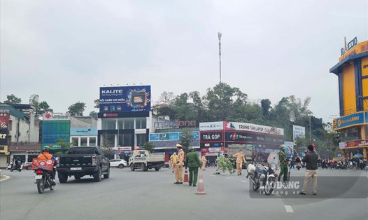 Hiện trường nơi xảy ra va chạm giữa xe đầu kéo và xe máy khiến một người tử vong tại Lào Cai. Ảnh: CTV.