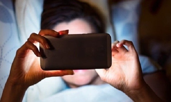 Phụ huynh cần làm gì khi con xem phim đen?