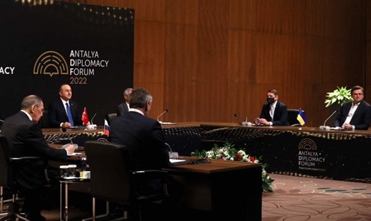 Ngoại trưởng Thổ Nhĩ Kỳ Mevlut Cavusoglu làm trung gian đàm phán giữa Ngoại trưởng Nga Sergei Lavrov và Ngoại trưởng Ukraina Dmytro Kuleba tại Antalya, Thổ Nhĩ Kỳ ngày 10.3.2022. Ảnh: AFP