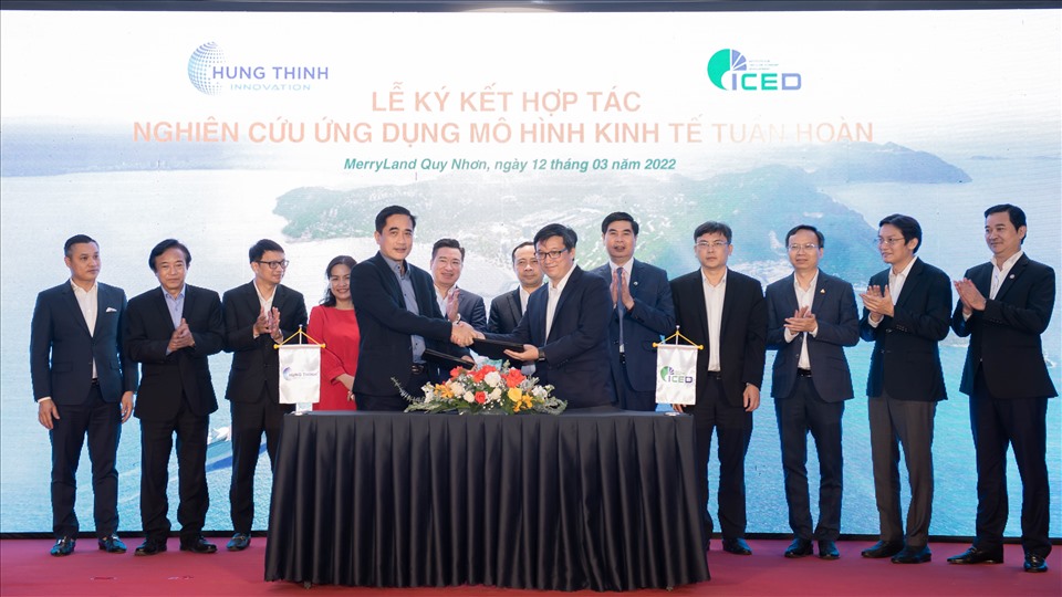 Ông Lê Nguyễn Hoàng Minh – Tổng giám đốc Hưng Thịnh Innovation (trái) đại diện ký kết hợp tác với PGS.TS. Nguyễn Hồng Quân – Viện trưởng Viện Nghiên cứu Phát triển Kinh tế Tuần hoàn (ICED). Ảnh: Tập đoàn Hưng Thịnh.